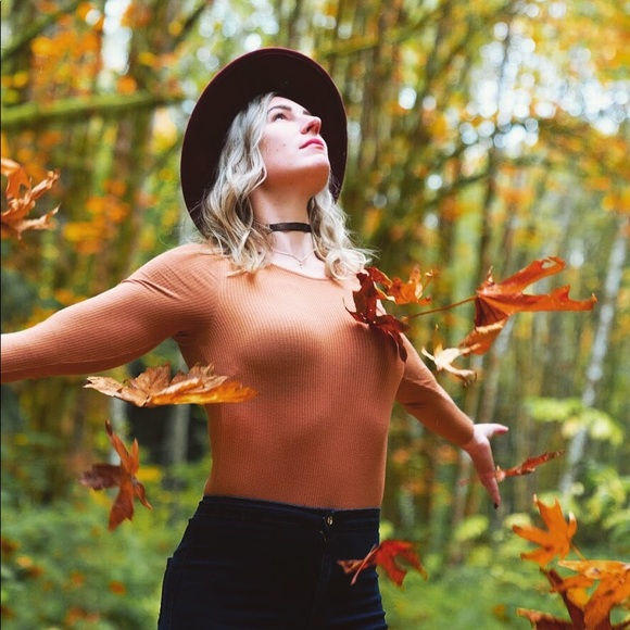 ✨ Meet your posher - Carrie Mae ✨ - Picture 2 of 5